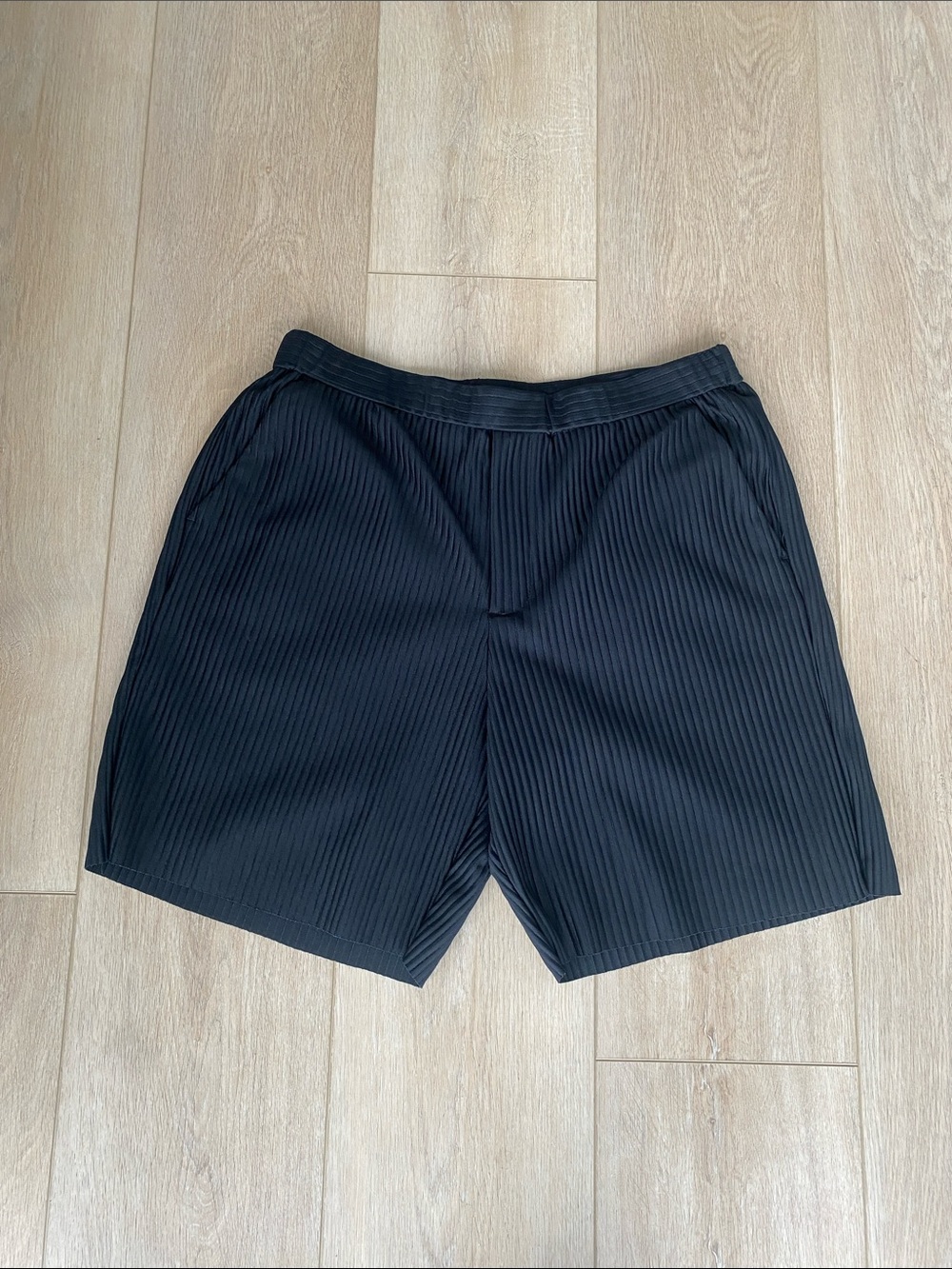 ZARA Men's Black Pleated Shorts